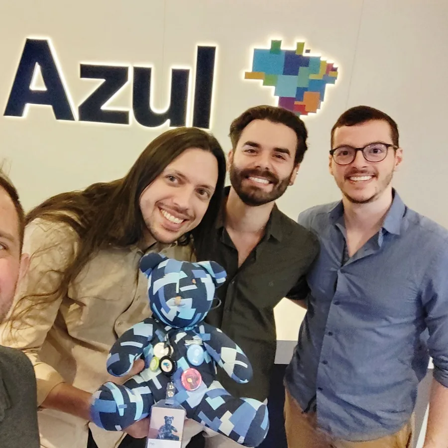 Gabriel Munhoz com equipe em visita à Azul