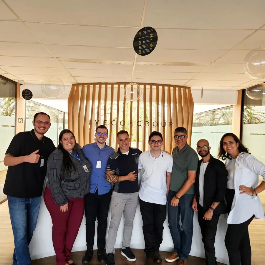 Gabriel Munhoz com equipe em visita ao Iveco Group